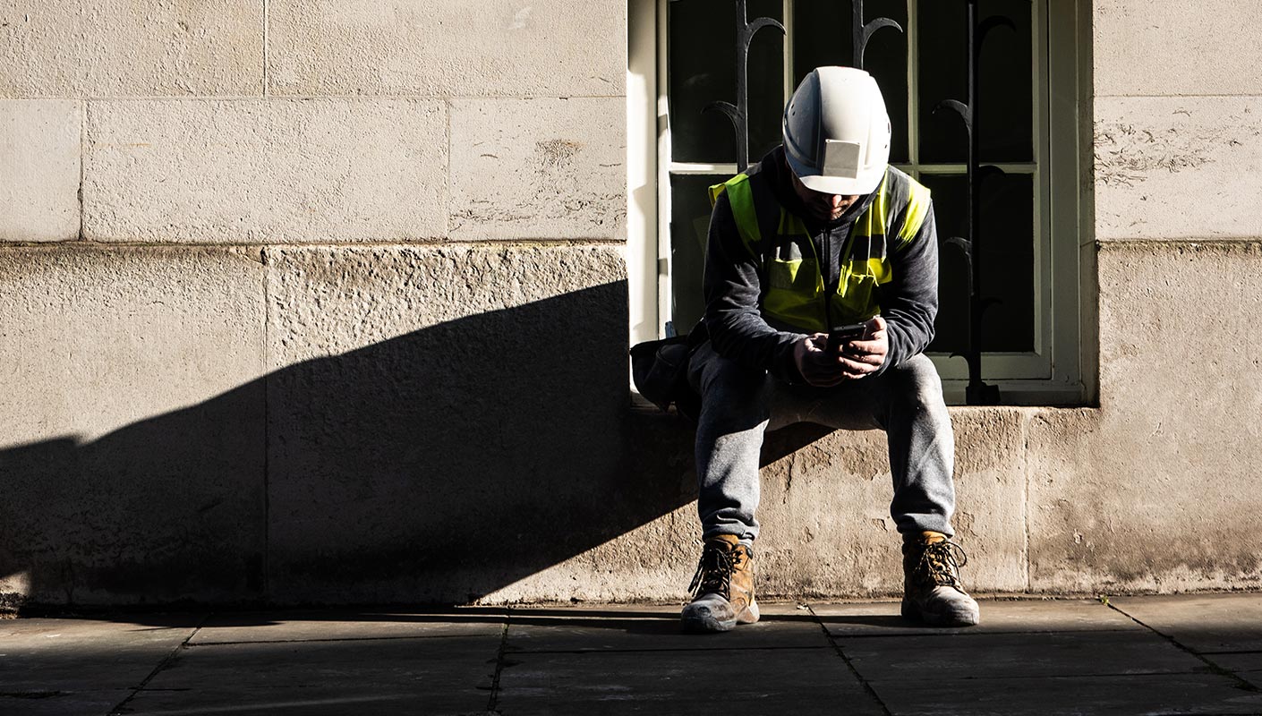 construction worker using virtual care for mental health