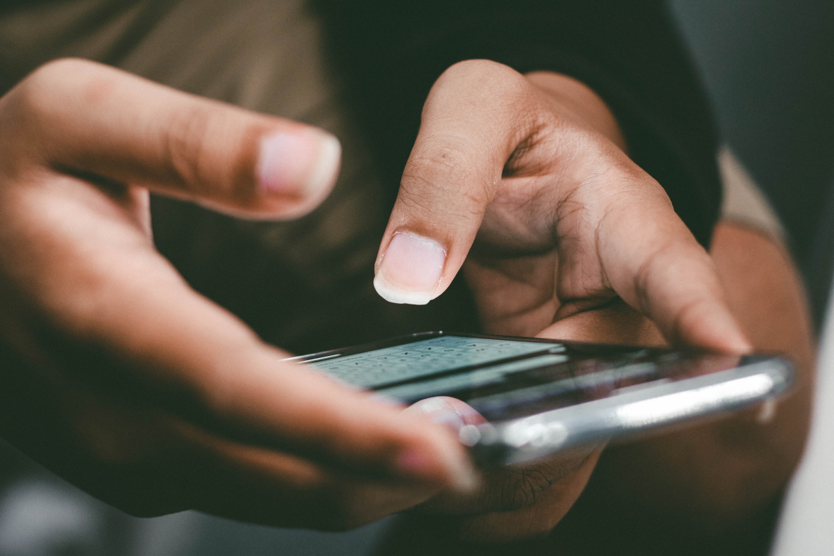 hands texting with doctor